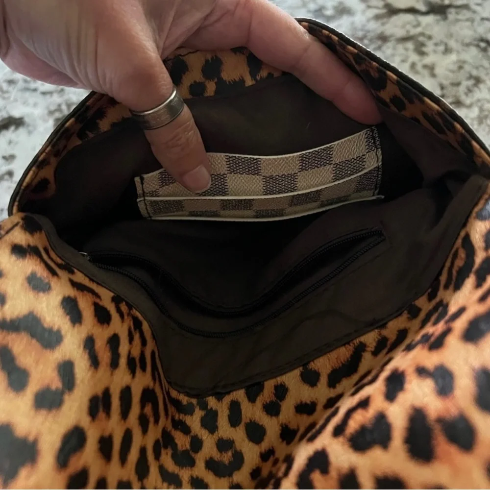 LV cross body bag - Picture 2 of 3